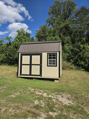 a view of a house with backyard