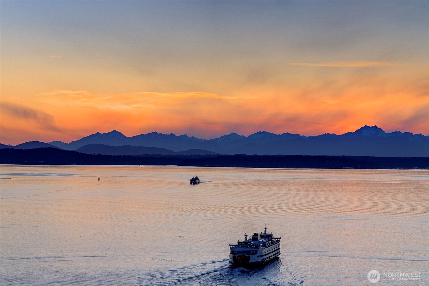 715 2nd Avenue, Unit 1702 Seattle, WA 98104 - Photo 3 of 38 a view of an ocean and a mountain