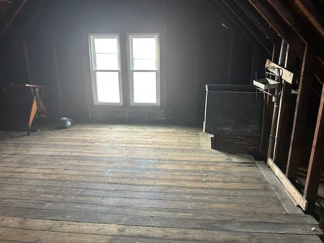 a view of a house with backyard