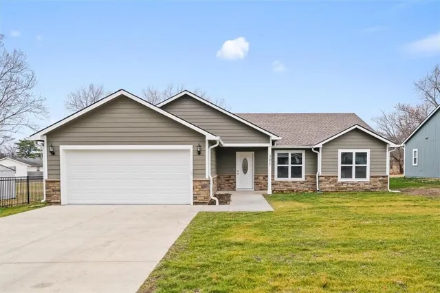 $355,000 | 305 South Jefferson Street, Spring Hill, KS 66083