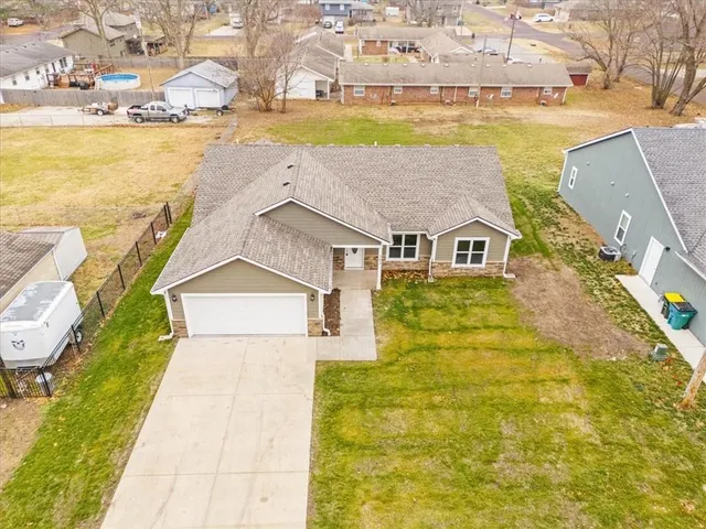 $355,000 | 305 South Jefferson Street, Spring Hill, KS 66083