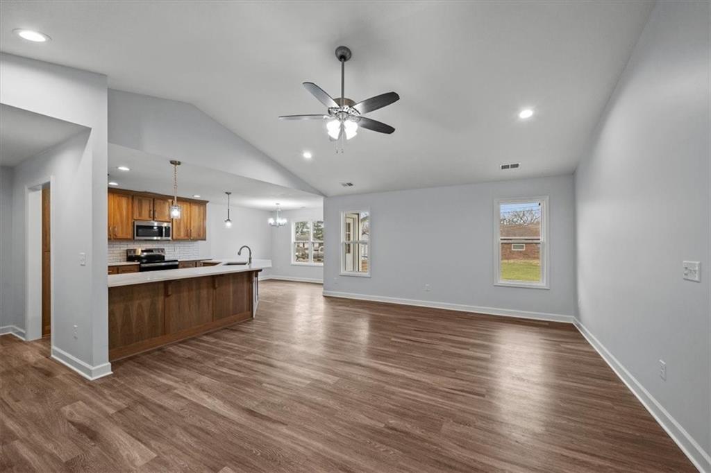 305 South Jefferson Street Spring Hill, KS 66083 - Photo 3 of 29