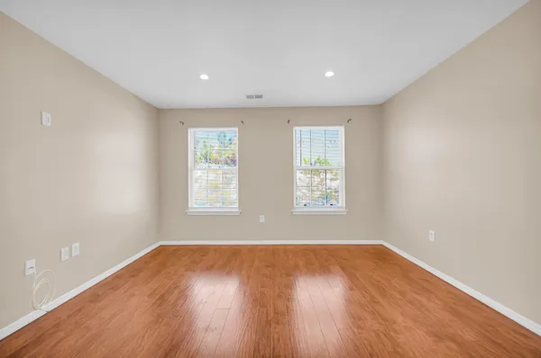 $2,950 | 40 Cottonwood Street, Jersey City, NJ 07305