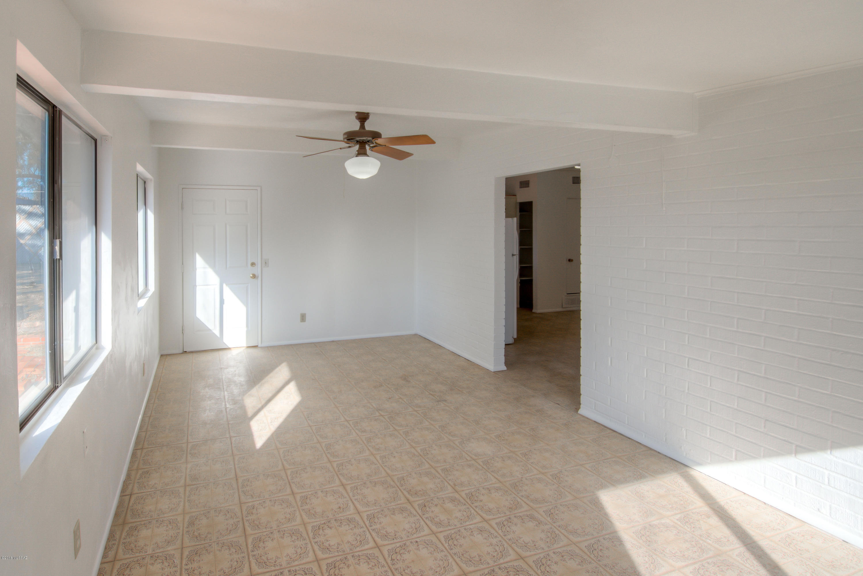 1841 West Astolat Road Tucson, AZ 85713 - Photo 28 of 40 a view of empty room with windows