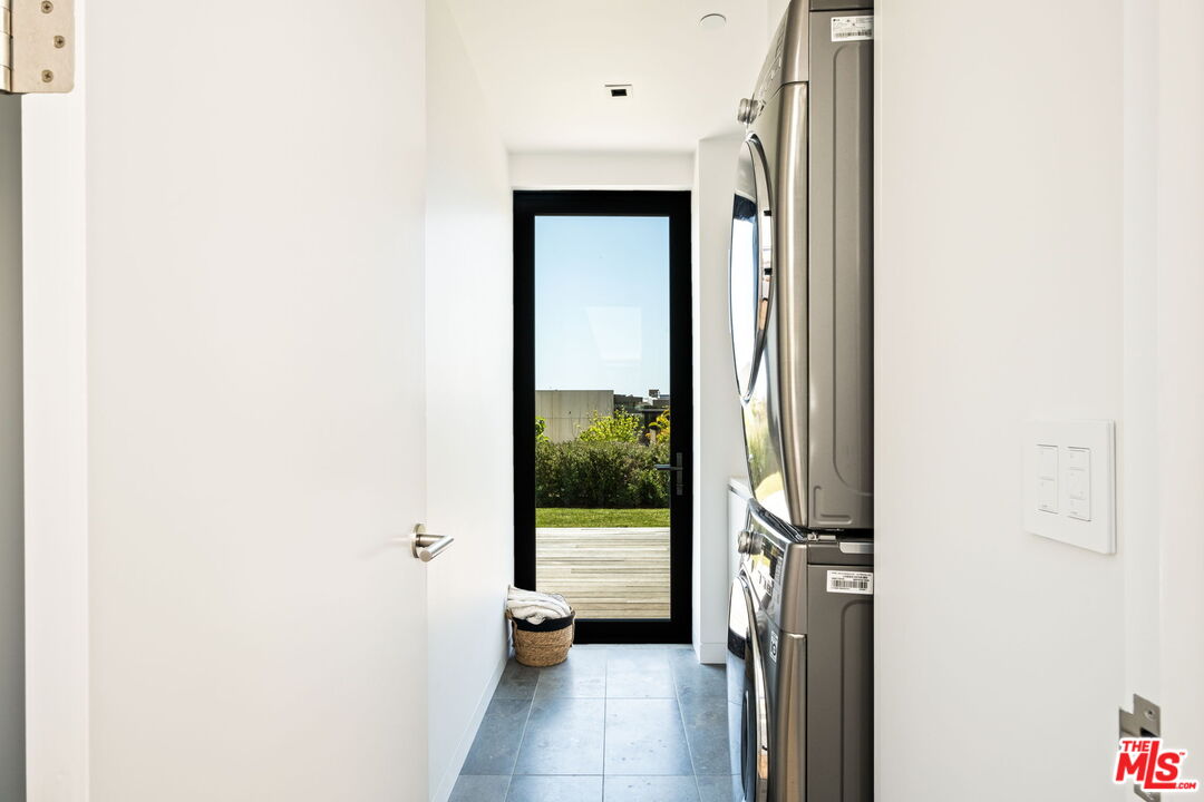 6755 Dume Drive, Unit GH Malibu, CA 90265 - Photo 28 of 31 a view of a hallway with a room