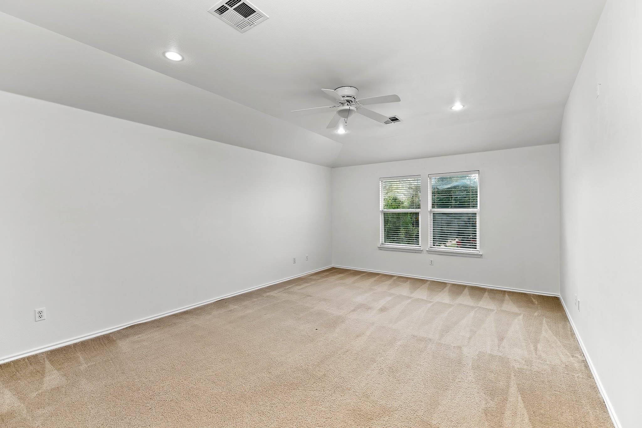 6700 Tulloch Way Austin, TX 78754 - Photo 25 of 39 an empty room with windows