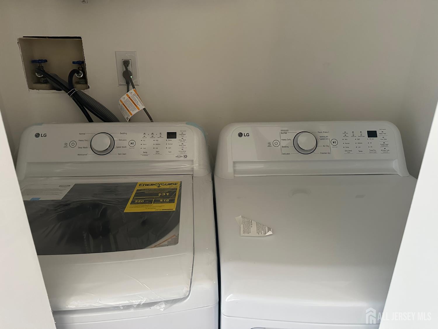 402 Rittenhouse Court North Brunswick, NJ 08902 - Photo 19 of 28 a utility room with dryer and washer