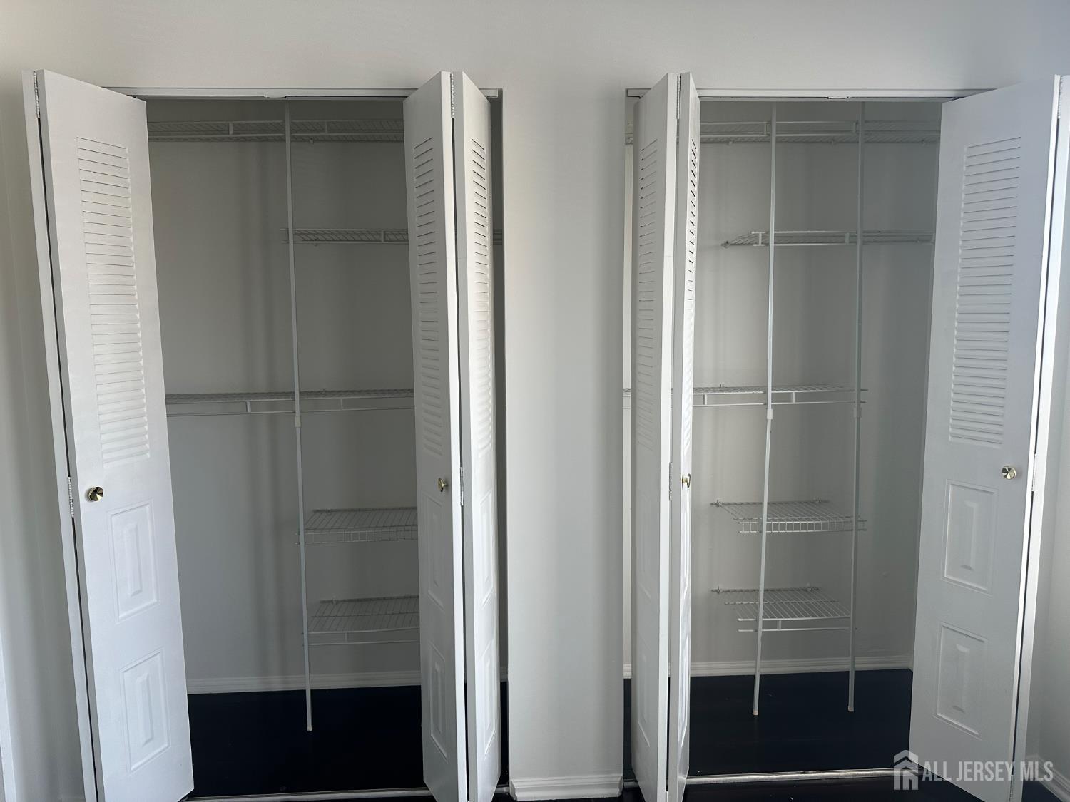 402 Rittenhouse Court North Brunswick, NJ 08902 - Photo 21 of 28 a bathroom with a glass shower door