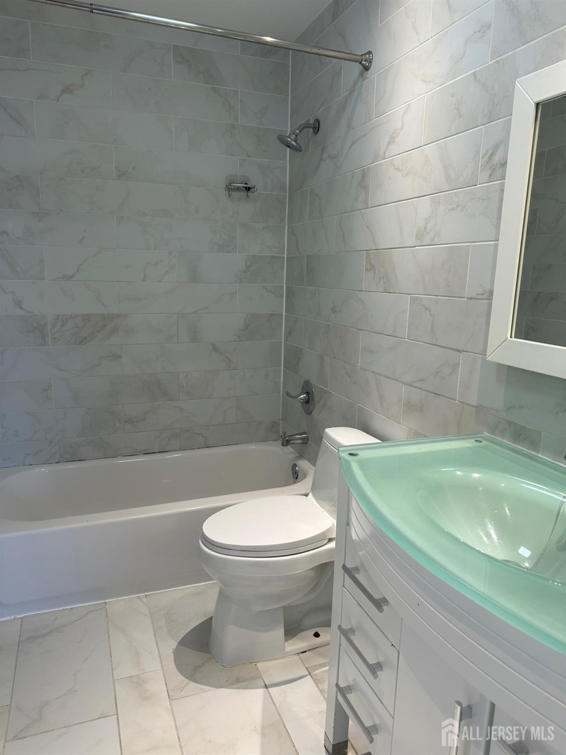 402 Rittenhouse Court North Brunswick, NJ 08902 - Photo 24 of 28 a bathroom with a sink a toilet and bathtub