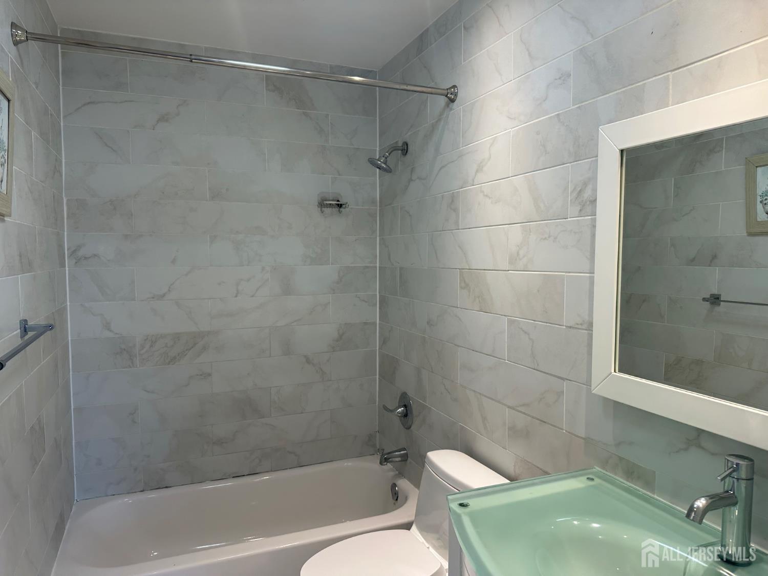 402 Rittenhouse Court North Brunswick, NJ 08902 - Photo 25 of 28 a bath room with a toilet and a bath tub