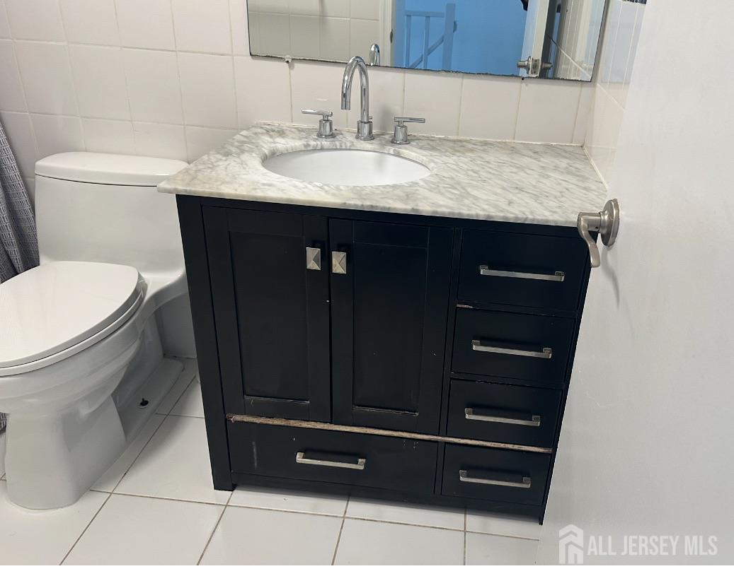 402 Rittenhouse Court North Brunswick, NJ 08902 - Photo 26 of 28 a bathroom with a sink and a toilet