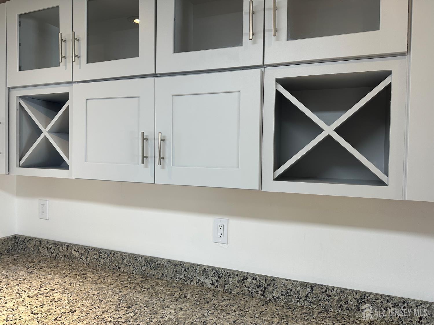 402 Rittenhouse Court North Brunswick, NJ 08902 - Photo 4 of 28