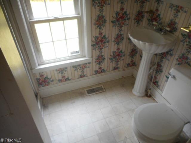 1702 Chestnut Drive High Point, NC 27262 - Photo 7 of 11 Gallery Image 7