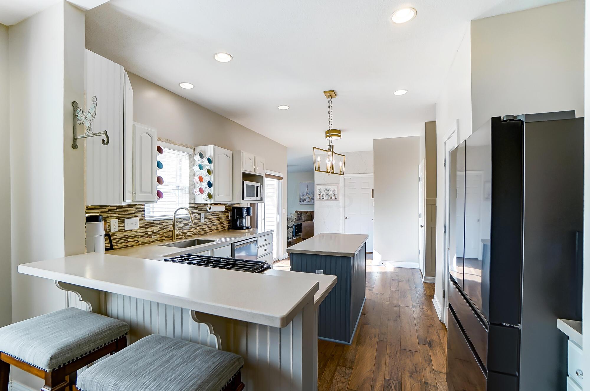 564 Kingsbury Road Delaware, OH 43015 - Photo 20 of 76 Kitchen w/eat at counter area