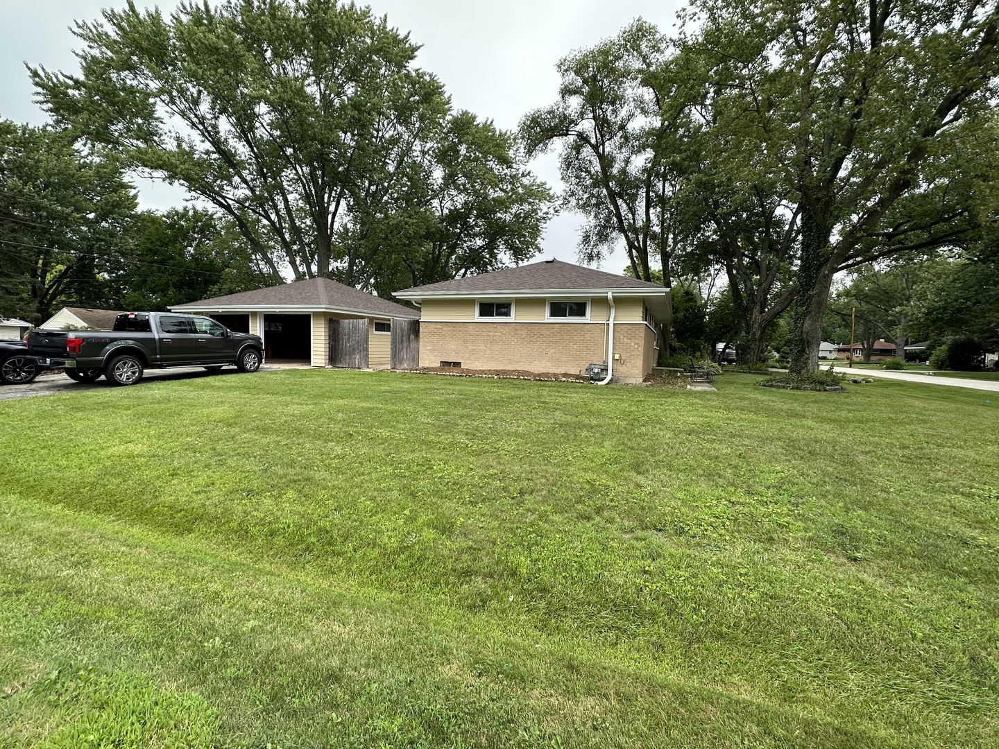 60 Golfview Road Lake Zurich, IL 60047 - Photo 2 of 10 a house view with a sitting space and garden