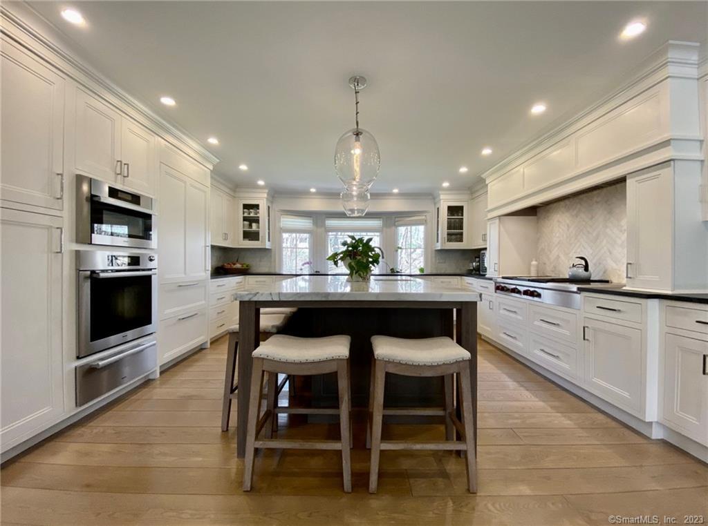 7 Whaling Road Darien, CT 06820 - Photo 9 of 34 Kitchen Island