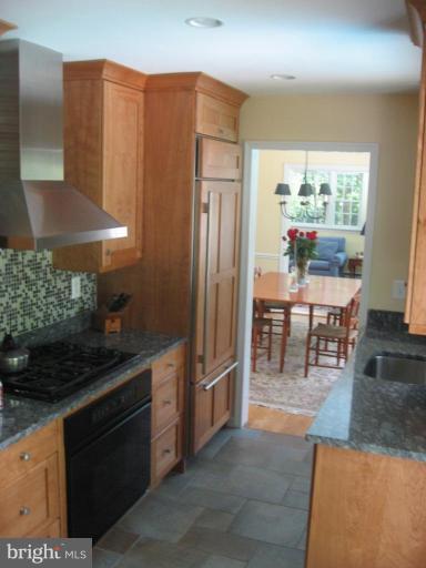 3937 Chesterbrook Road Arlington, VA 22207 - Photo 3 of 24 Kitchen