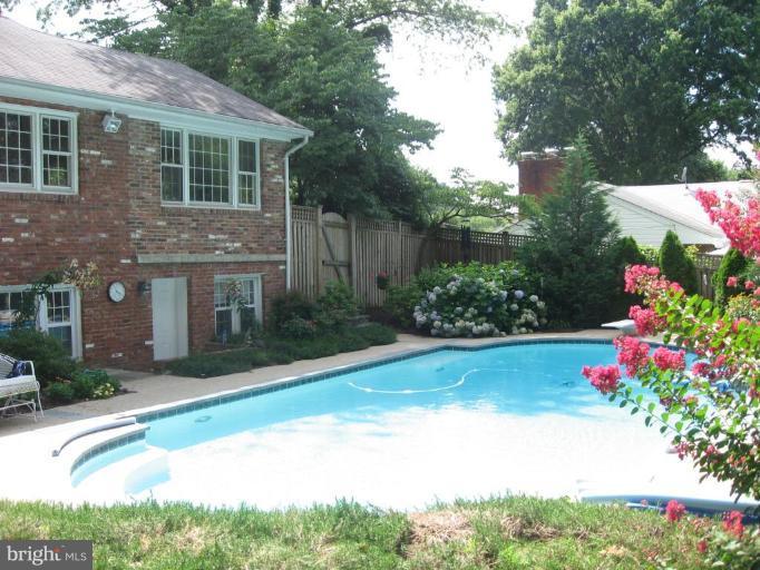 3937 Chesterbrook Road Arlington, VA 22207 - Photo 10 of 24 Swimming Pool