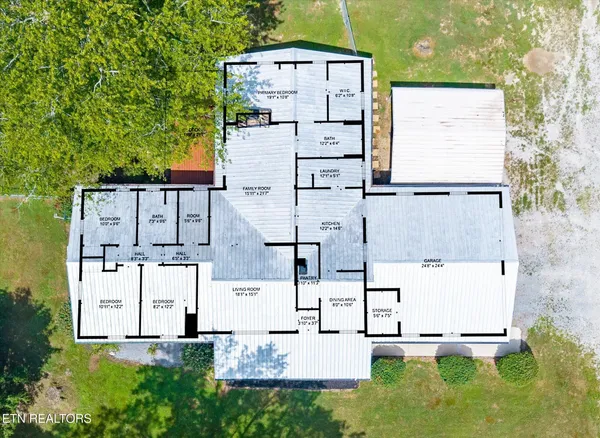 a view of a house with backyard and garden
