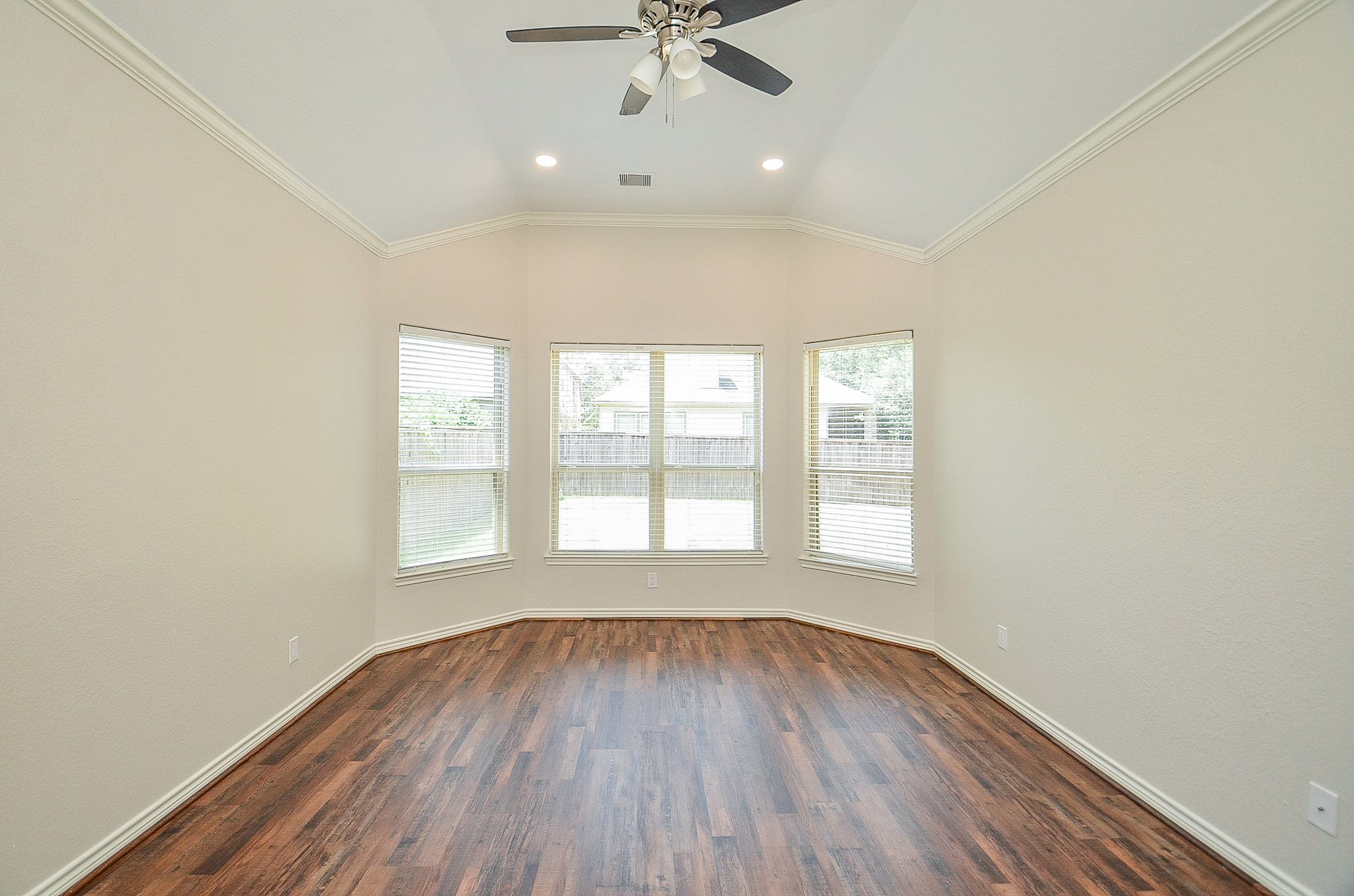 35 South Marshside Place Spring, TX 77389 - Photo 12 of 20 Gallery Image 12