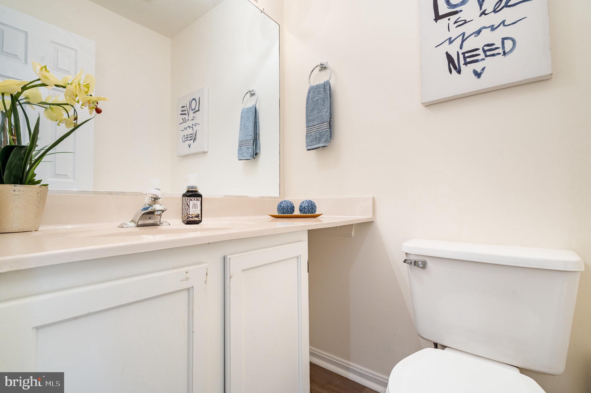 4068 Chetham Way Woodbridge, VA 22192 - Photo 15 of 27 a bathroom with a toilet sink and mirror