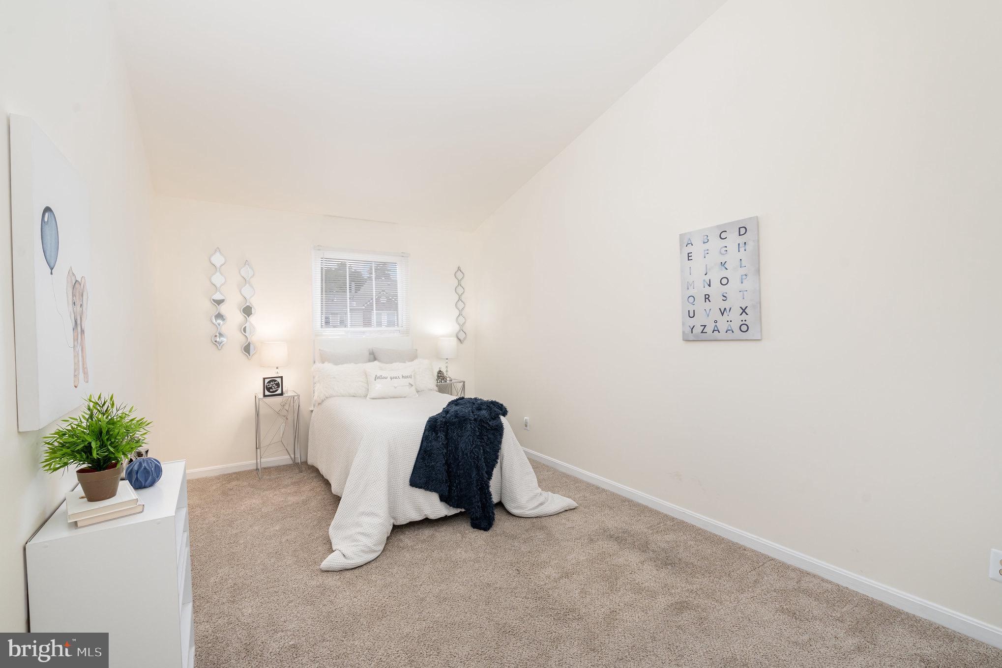 4068 Chetham Way Woodbridge, VA 22192 - Photo 24 of 27 a view of workspace with furniture and a potted plant