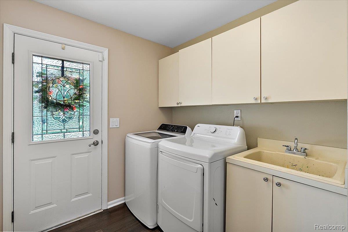 4190 Carbary Court Rochester, MI 48306 - Photo 28 of 78 1st Floor Laundry