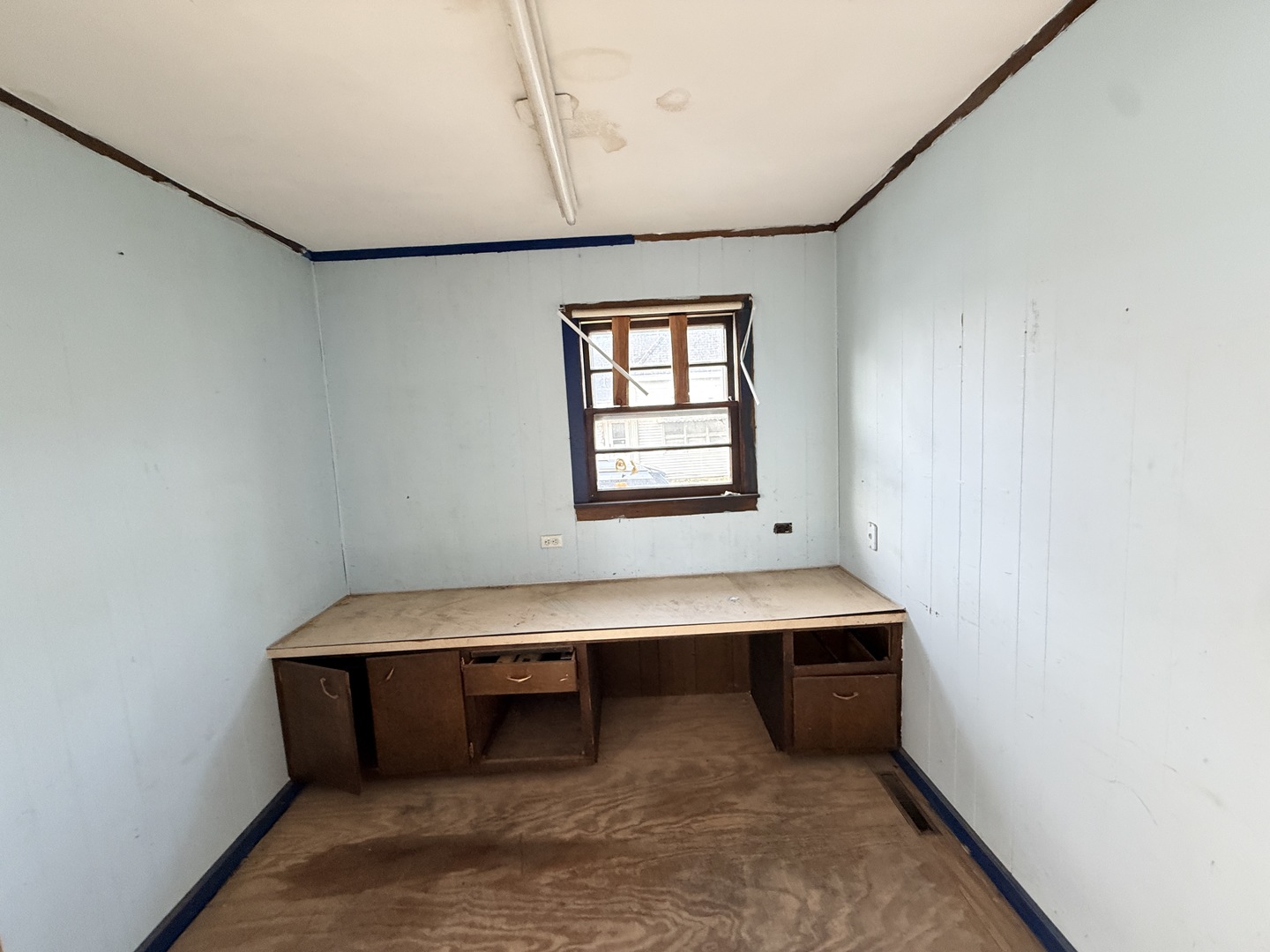 101 5th Street Carmi, IL 62821 - Photo 6 of 28 a room with table and window