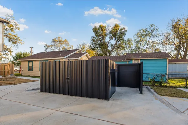 a view of a house with backyard and trees