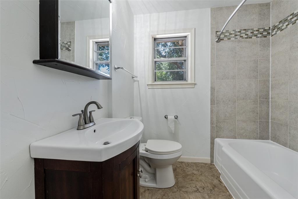 616 Laurel Road, Unit A Athens, TX 75751 - Photo 17 of 24 a bathroom with a sink a toilet and bathtub