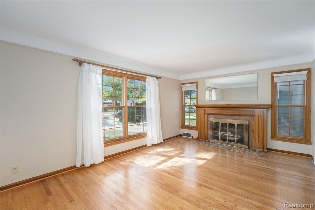 1946 Stanhope Street Grosse Pointe Woods, MI 48236 - Photo 2 of 31