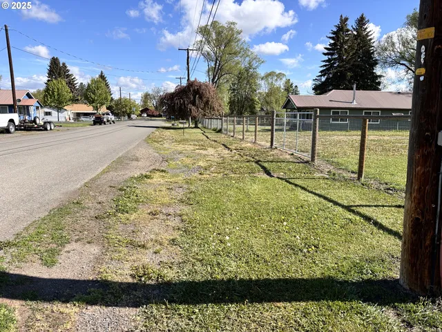 a picture of a picture of a bench