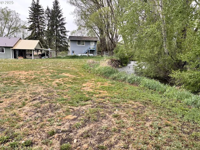 a blue swimming pool is sitting in the middle of a yard