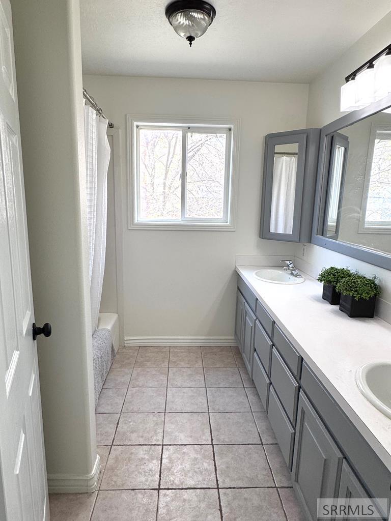 634 North 3200 East Menan, ID 83434 - Photo 35 of 85 Main bathroom
