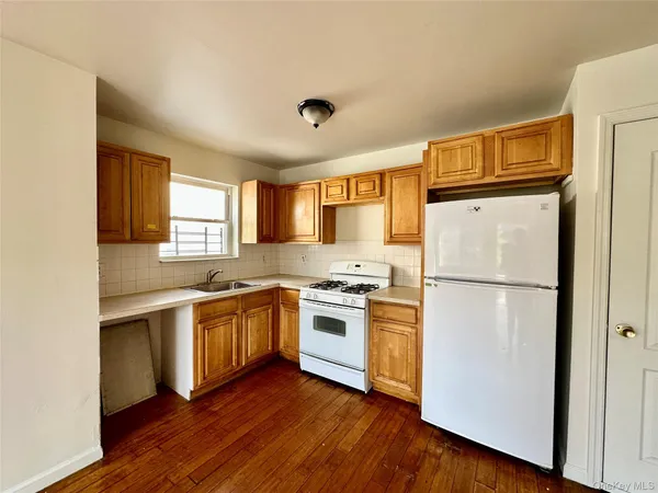 $975,000 | 1907 Arnow Avenue | Baychester