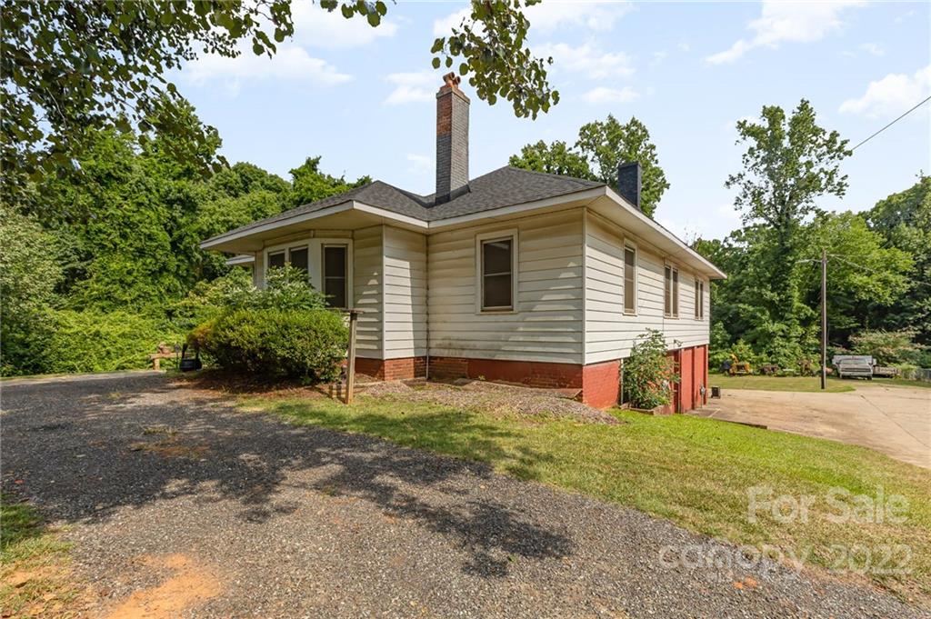 8209 Moores Chapel Road Charlotte, NC 28214 - Photo 3 of 32 a front view of a house with garden