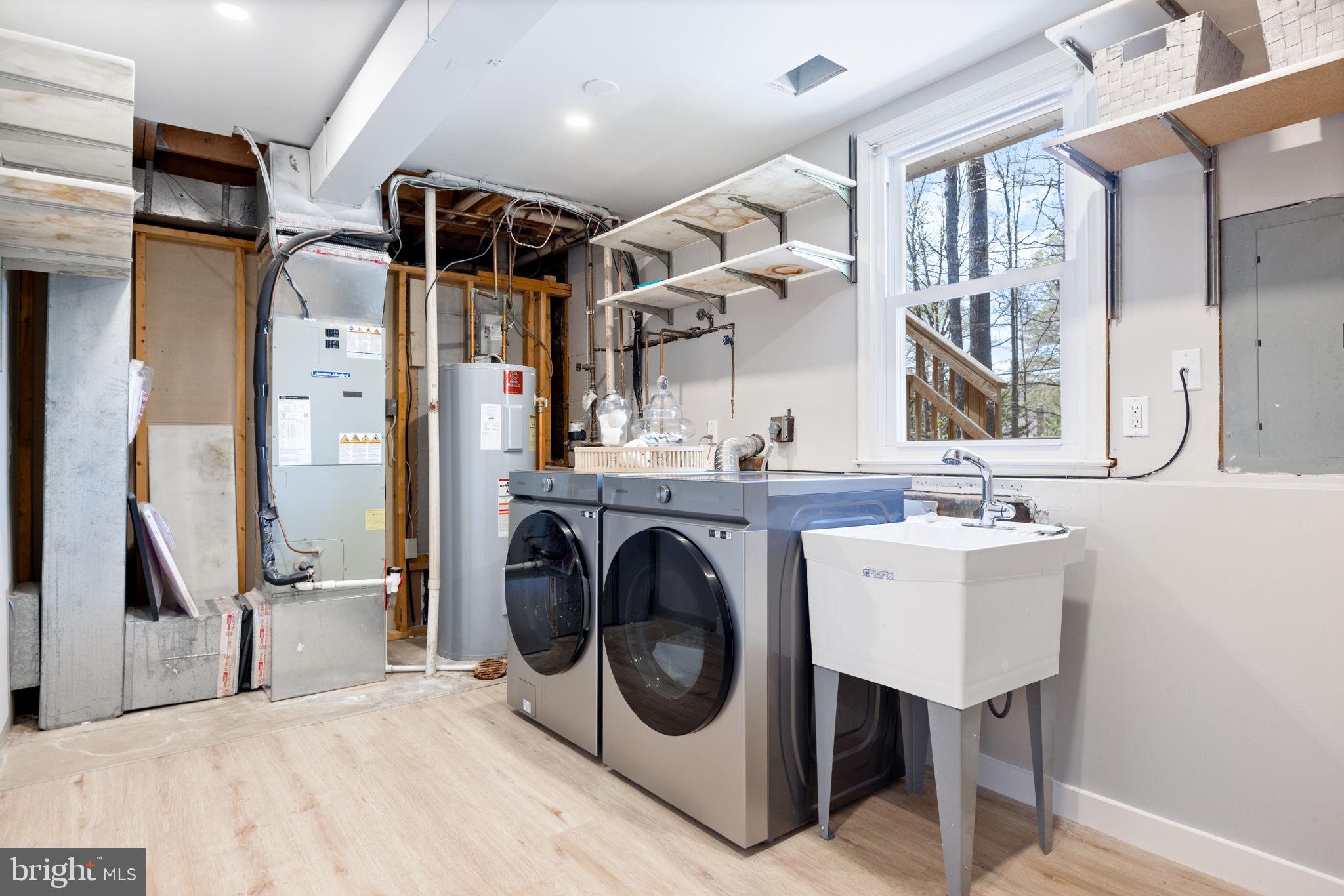 12870 Graypine Place Herndon, VA 20170 - Photo 30 of 35 a bathroom with a sink a toilet and a mirror