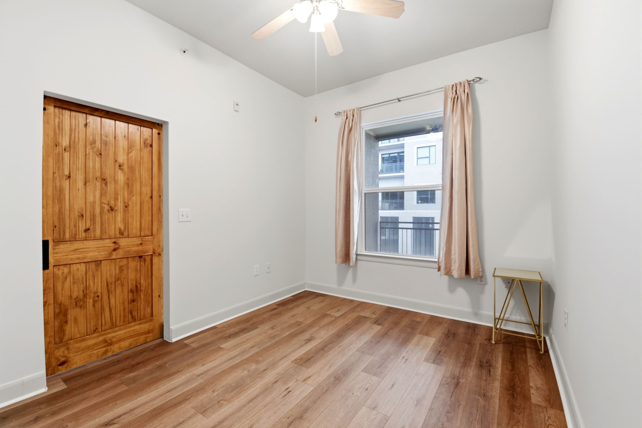 1010 Rosine Street, Unit 43 Houston, TX 77019 - Photo 37 of 48 an empty room with wooden floor cabinet and windows