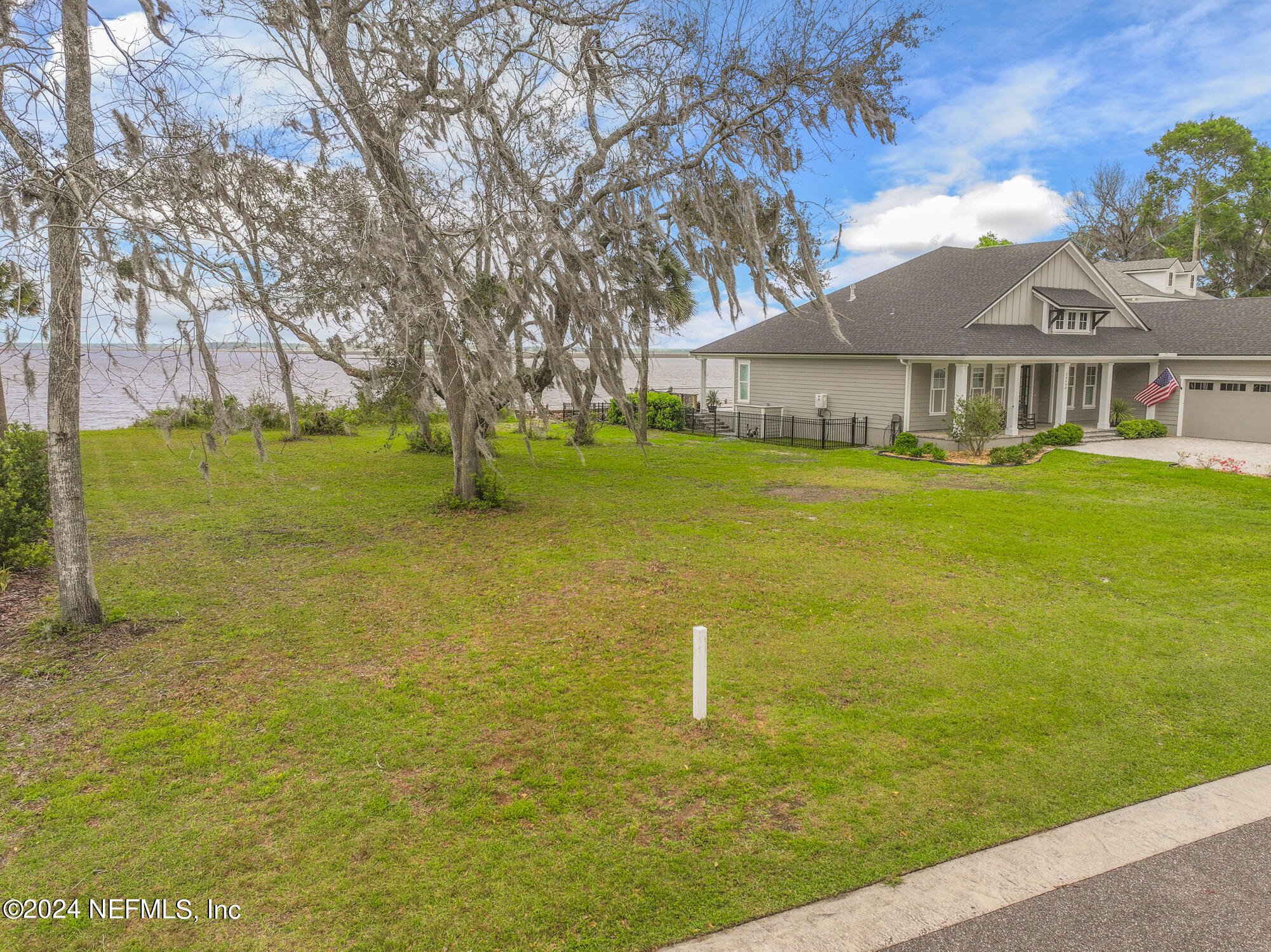 28676 Grandview Manor Yulee, FL 32097 - Photo 3 of 23 a front view of a house with a garden