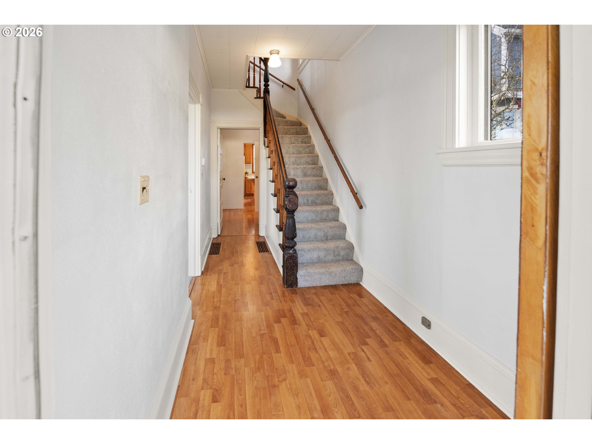 708 33rd Street Astoria, OR 97103 - Photo 2 of 46 Entrance/Foyer