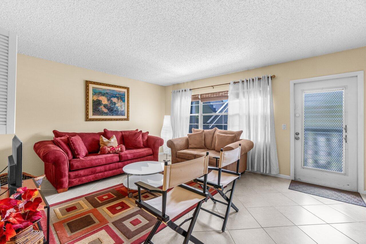 68 Suffolk B, Unit 68 Boca Raton, FL 33434 - Photo 6 of 26 Living 2