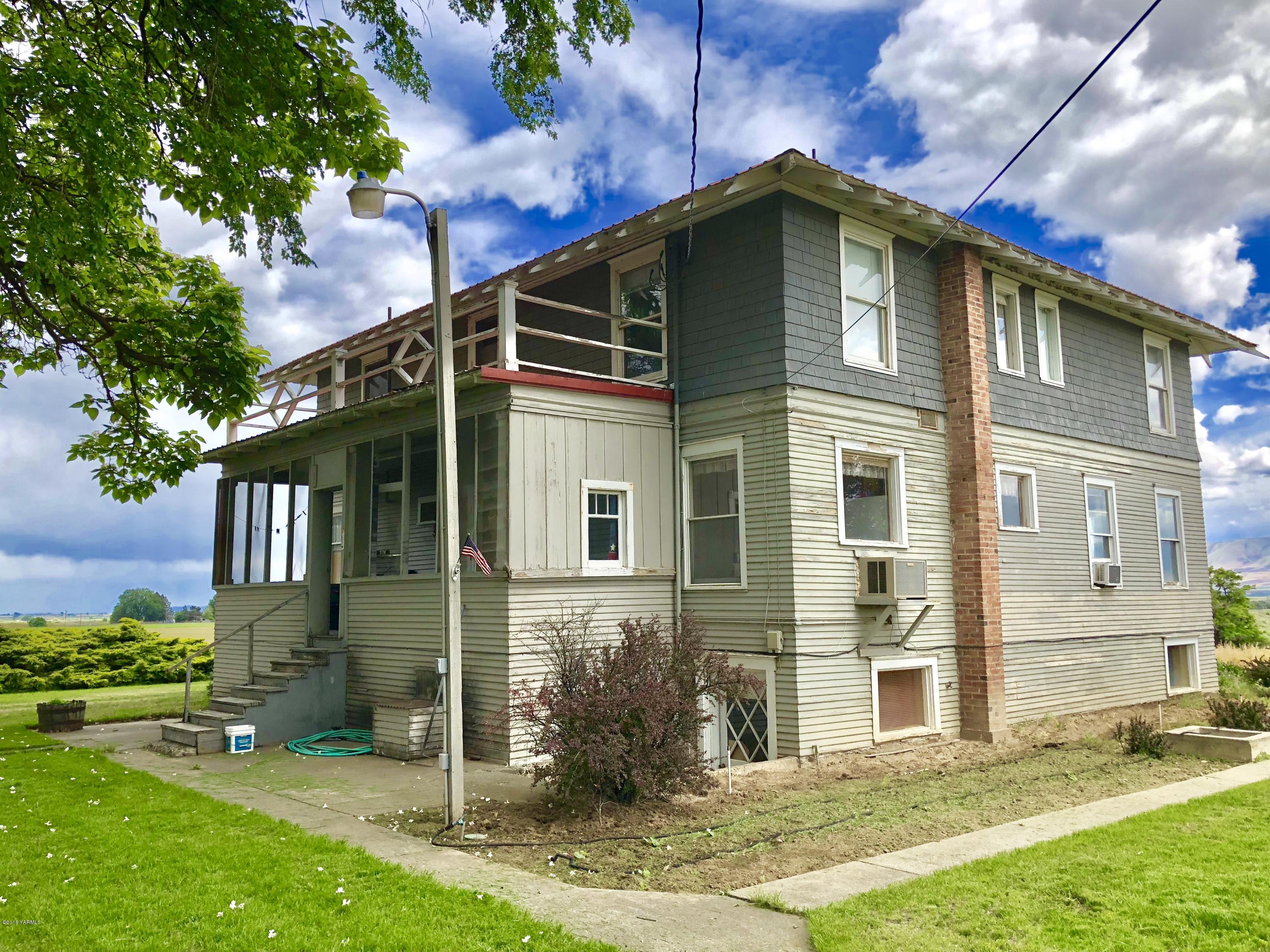 16573 Branch Road Harrah, WA 98933 - Photo 2 of 33 a front view of a house with garden