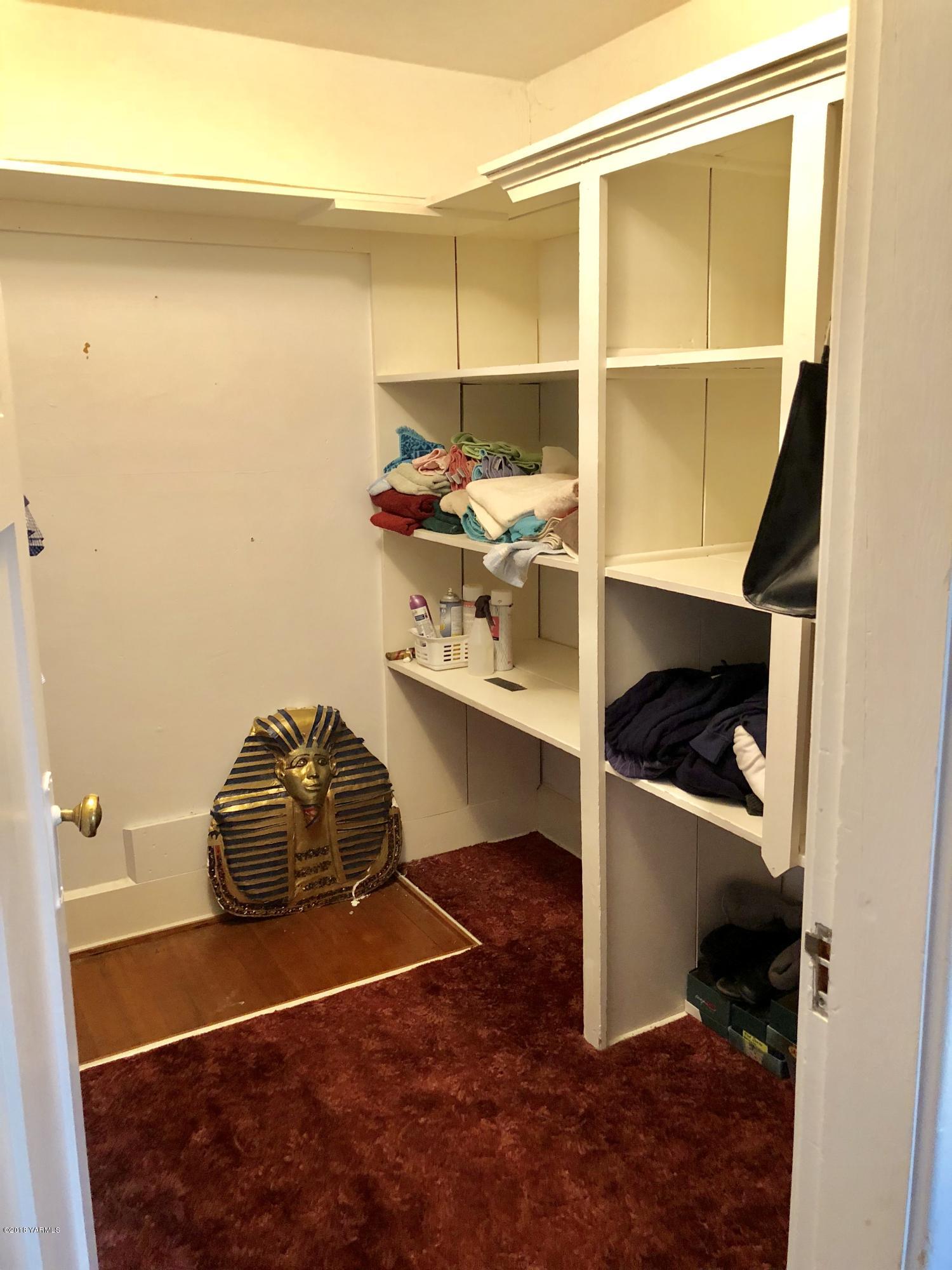 16573 Branch Road Harrah, WA 98933 - Photo 12 of 33 a room with a chair and potted plant