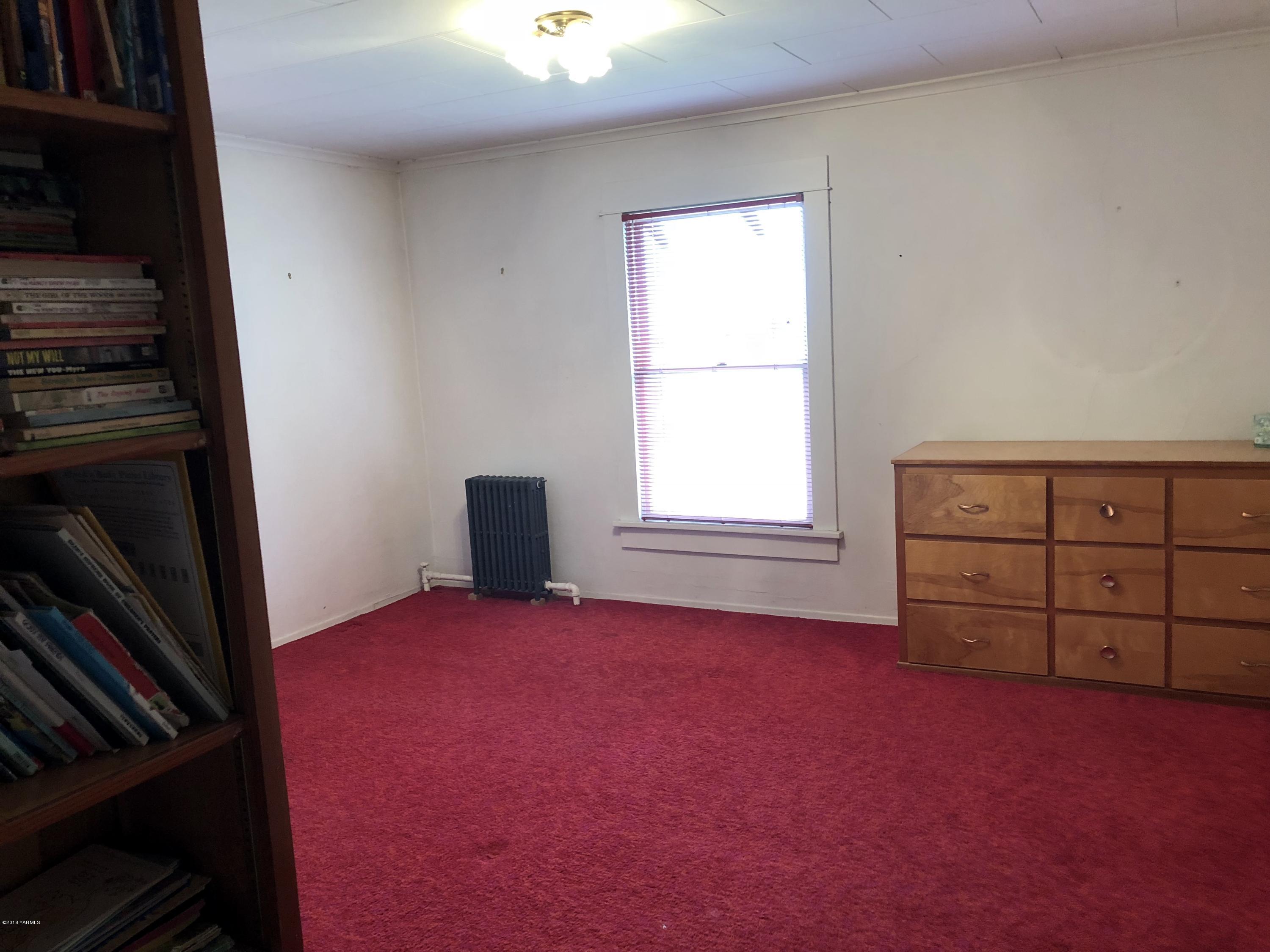 16573 Branch Road Harrah, WA 98933 - Photo 14 of 33 a view of a livingroom with a large space and a window