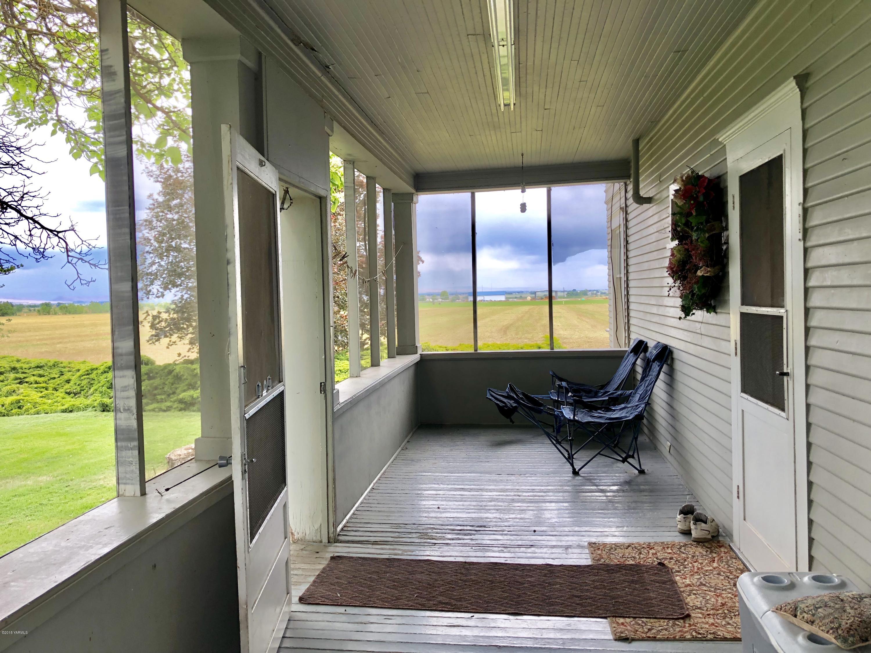 16573 Branch Road Harrah, WA 98933 - Photo 28 of 33 a balcony with furniture and a garden