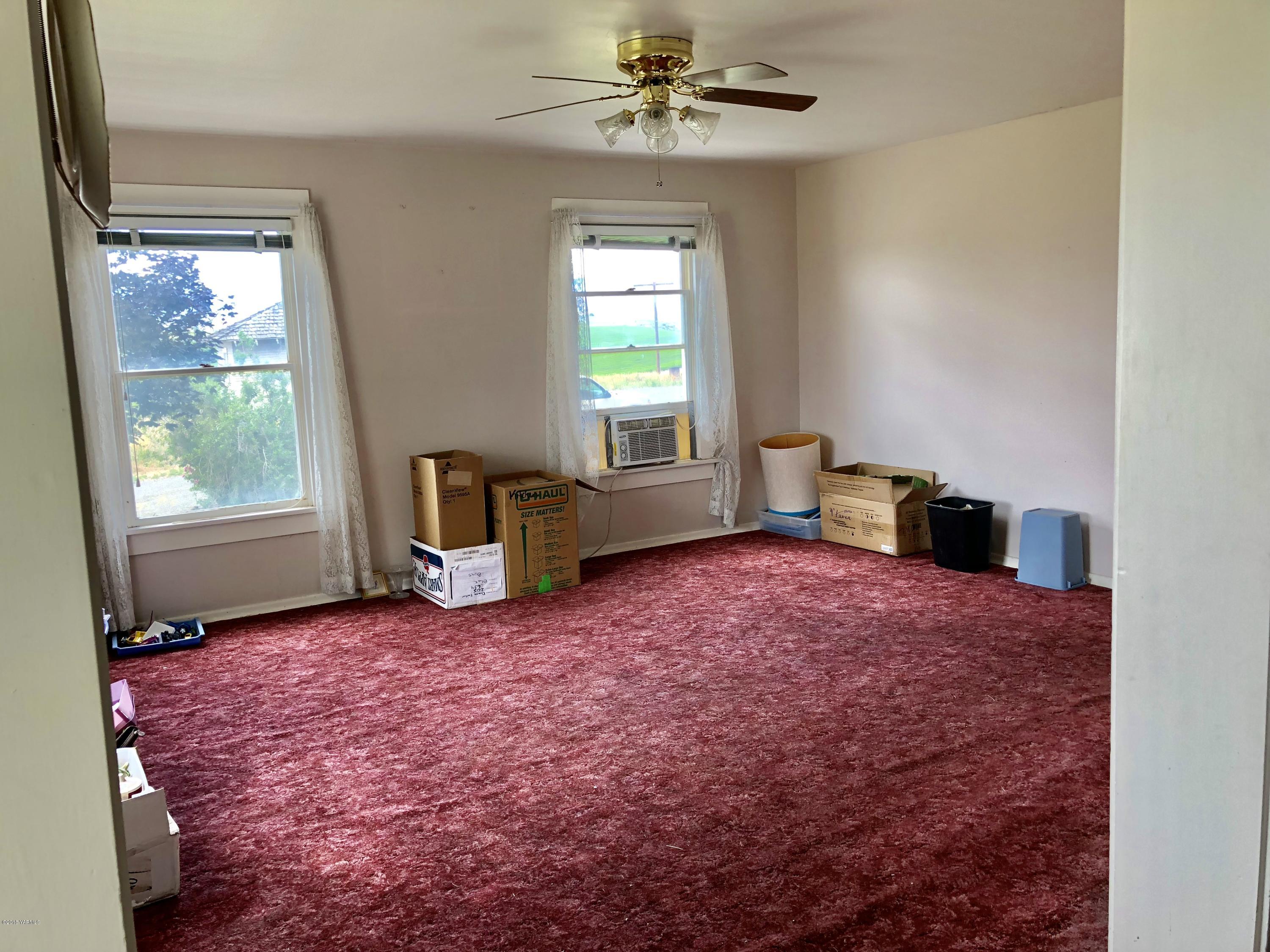 16573 Branch Road Harrah, WA 98933 - Photo 5 of 33 a living room with furniture and a window