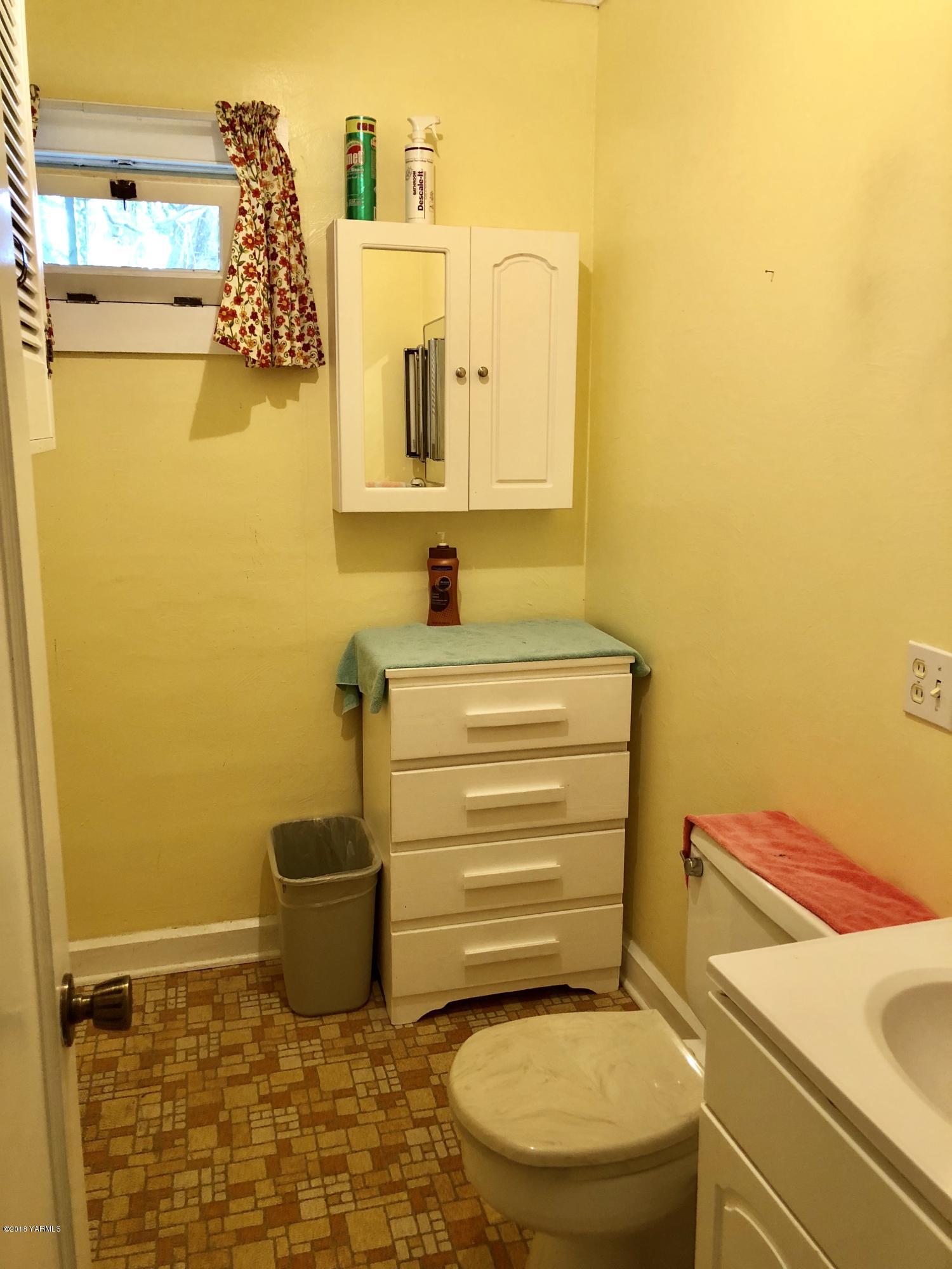 16573 Branch Road Harrah, WA 98933 - Photo 8 of 33 a bathroom with a toilet and a sink