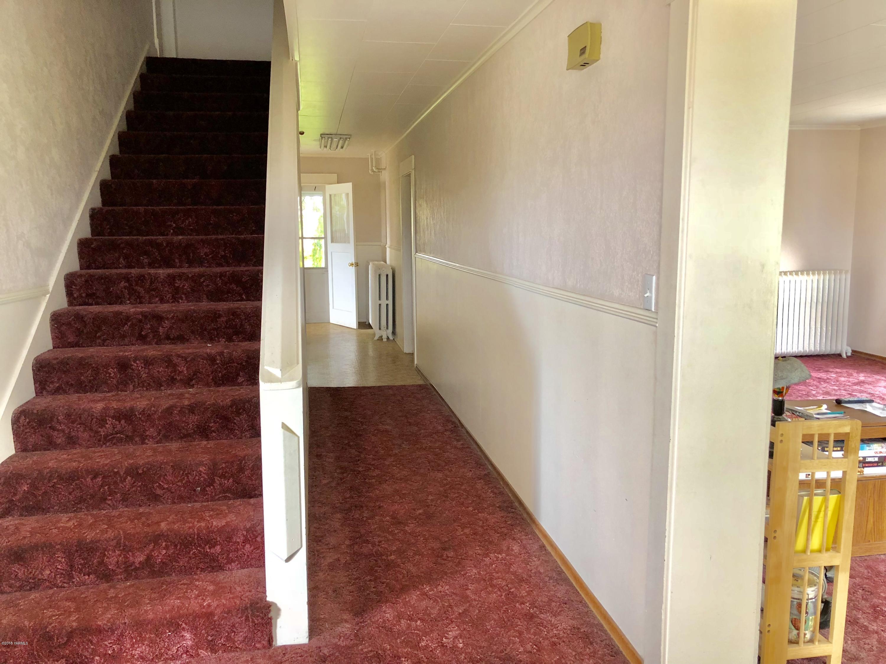 16573 Branch Road Harrah, WA 98933 - Photo 10 of 33 a view of a hallway with wooden floor and entryway