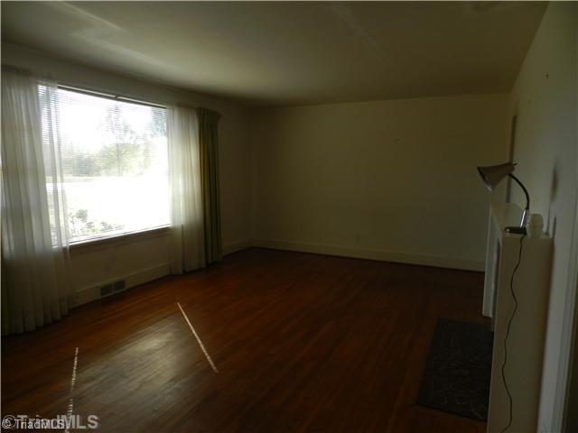 4920 Davis Road Winston-Salem, NC 27105 - Photo 4 of 16 Living Room.