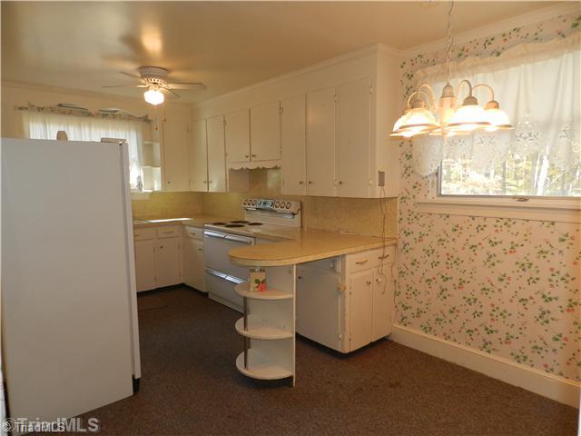 4920 Davis Road Winston-Salem, NC 27105 - Photo 6 of 16 Kitchen.